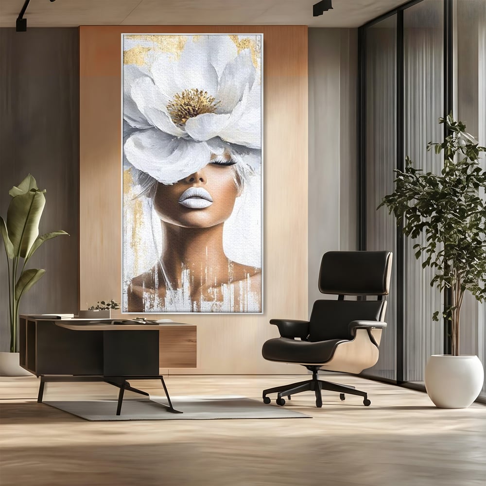 Tablou canvas cu tablou canvas cu portret de femeie si magnolie, in rama de aluminiu argintiu, pe perete intr-un birou